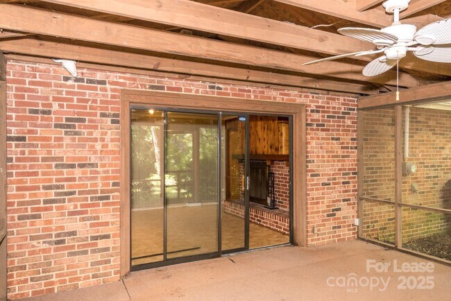 Foto del edificio - 427 Scaleybark Rd