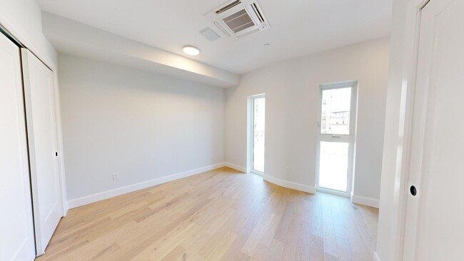 Building Photo - AMAZING THREE LEVEL THREE BEDROOM TOWNHOME IN WEST FIVE