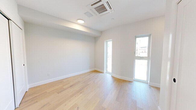 Photo du bâtiment - AMAZING THREE LEVEL THREE BEDROOM TOWNHOME IN WEST FIVE