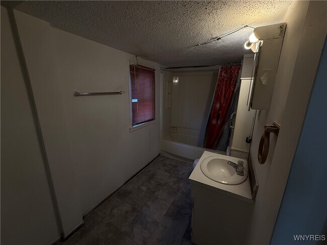 Foto del edificio - 1816 Military Rd