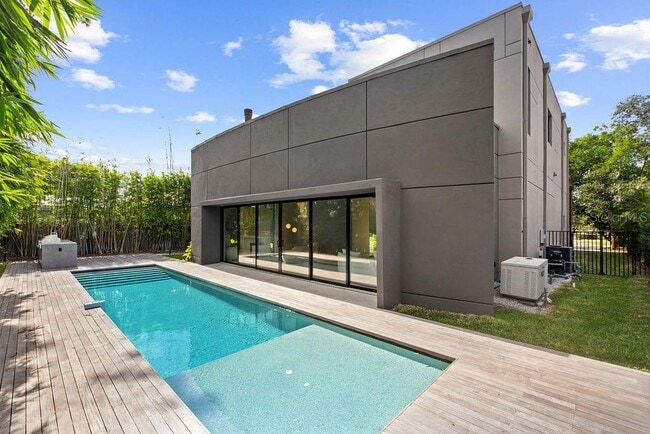 Building Photo - 1742 Temple Dr