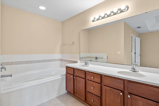 Building Photo - 1320 Hendrix Rd