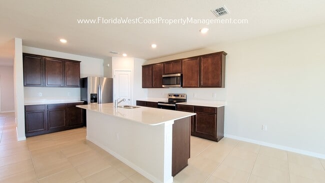 Building Photo - GORGEOUS 4 BEDROOM PLUS STUDY/DEN PLUS FLE...
