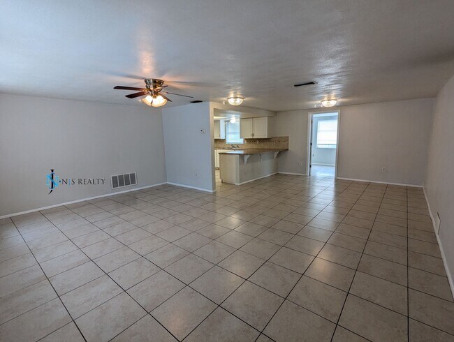 Foto del edificio - Fresh paint throughout this 3/2/1 1400 Sq....