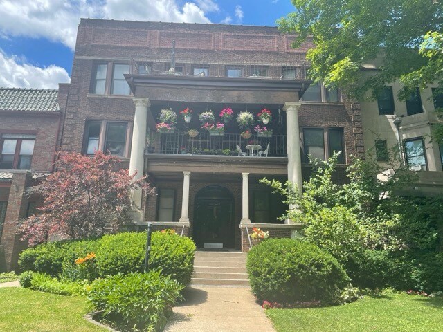 Building - 5442 S Cornell Ave