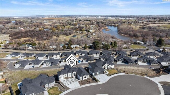 Building Photo - Stunning 5 Bedroom 4 Bath w/Daylight Basement West Richland!!!
