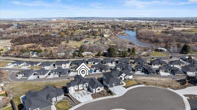 Foto del edificio - Stunning 5 Bedroom 4 Bath w/Daylight Basement West Richland!!!