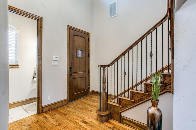Building Photo - 1805 Castle Ct