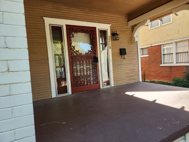 Building Photo - Historic Duplex located near Central High ...