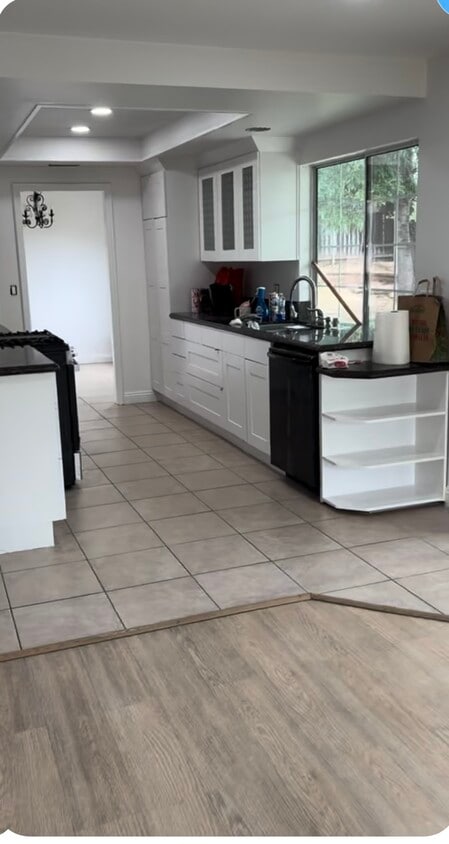 Kitchen - 2187 Trafalgar Ave