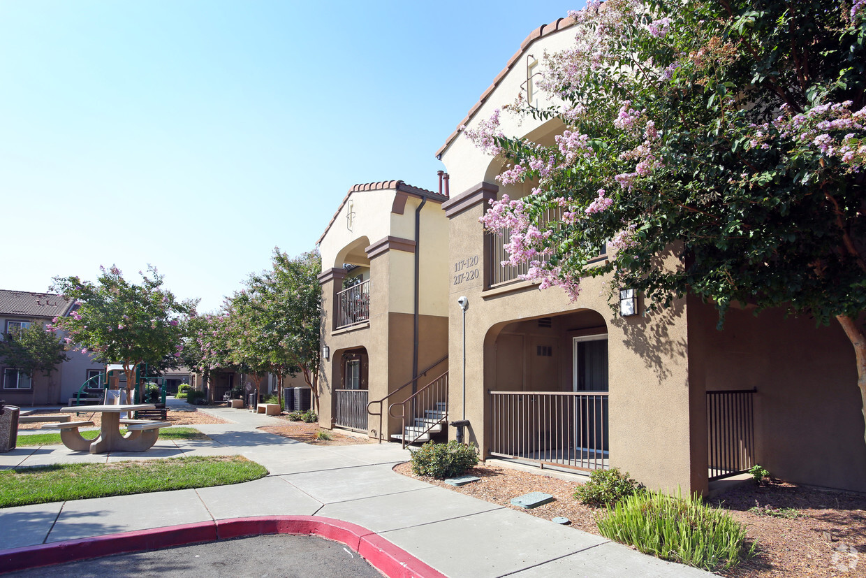 Primary Photo - Meridian Family Apartments