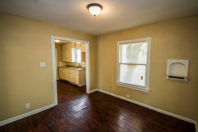 Building Photo - Spacious Cozy Home in Eastlawn