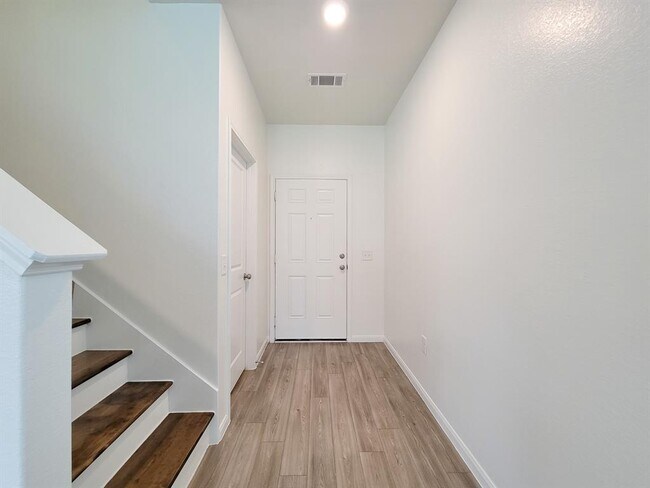 Foto del edificio - 16230 Dutton Clover Dr