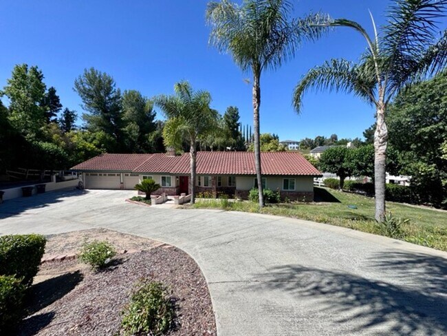 Building Photo - Single-Story Ranch Home with Pool, Spa & S...