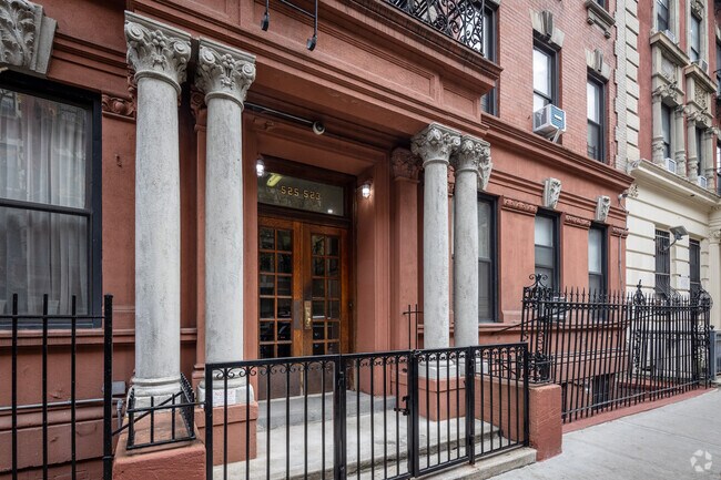 Entrada - 523-525 W 152nd St