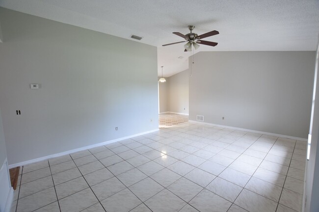 Building Photo - 3 bedroom 2 bath 2 car garage in Deltona