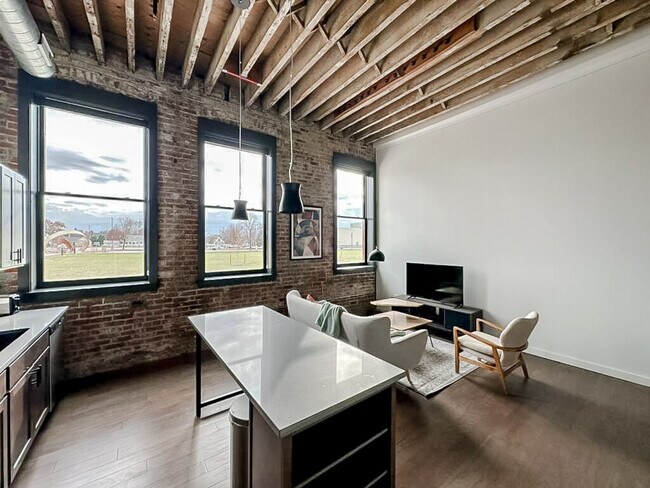 Foto del edificio - 403 W 4th St N