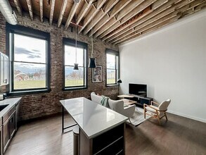 403 W 4th St N