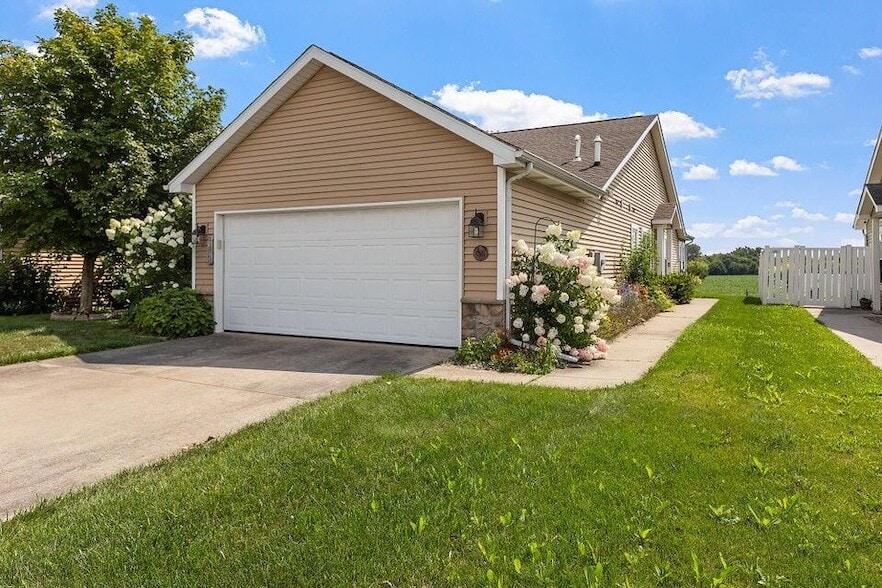 Foto principal - 10557 Maine Dr