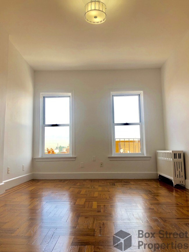Foto del edificio - 931 Manhattan Ave