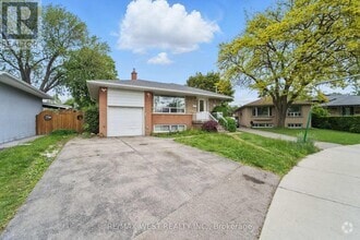 Building Photo - 19 Robinglade Dr