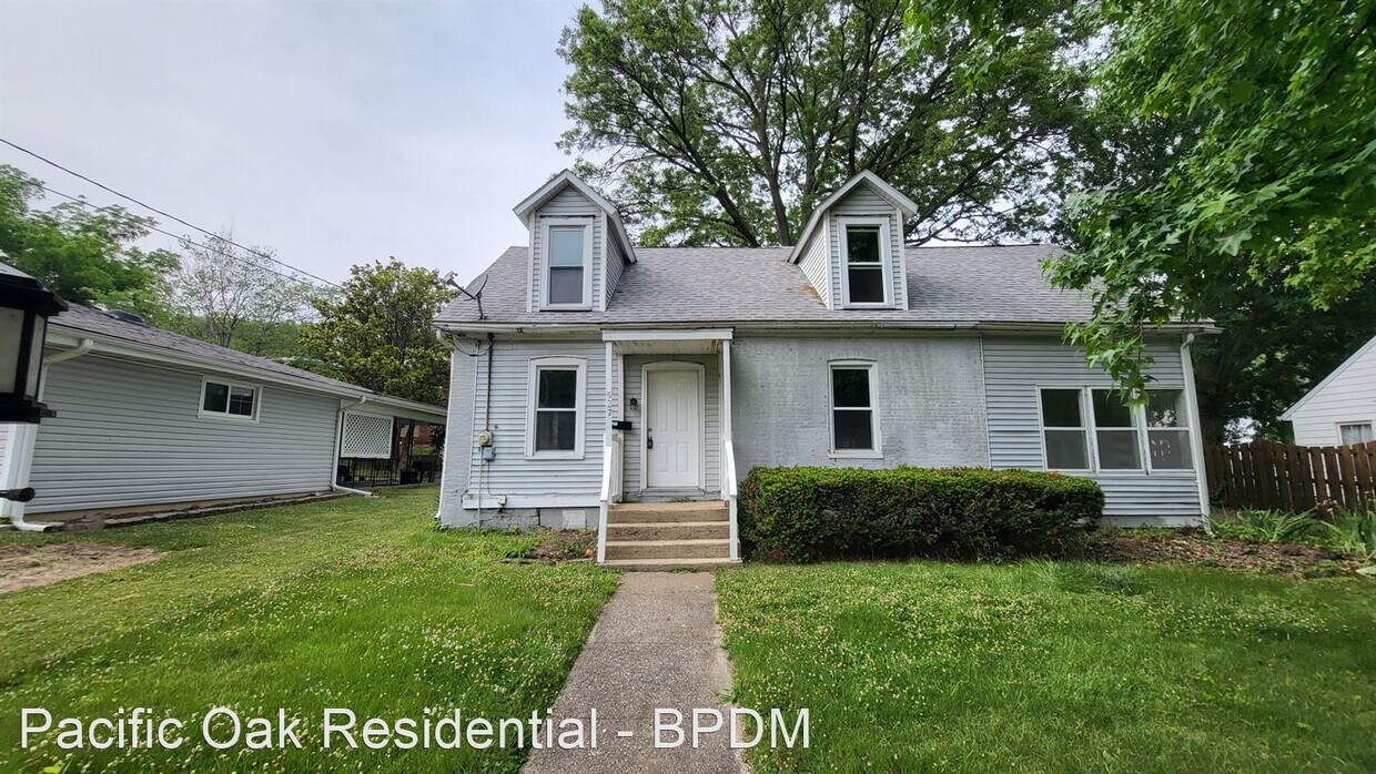 4 br, 1.5 bath House 527 East Oak Street House Rental in Greenville