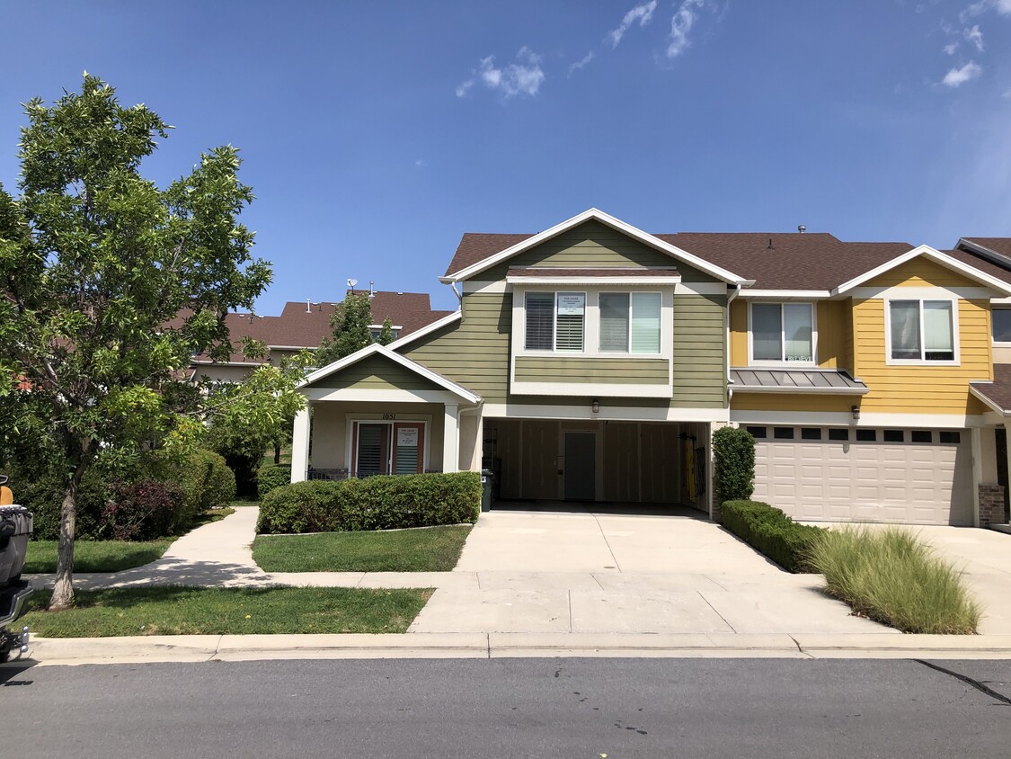 Furnished 4 bedroom Townhome with front and back porch - 1051 E Quarry Park Dr