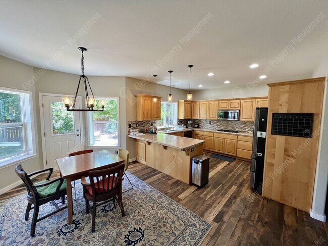 Foto del edificio - **UNFURNISHED** Spacious 4-Bedroom Home in...