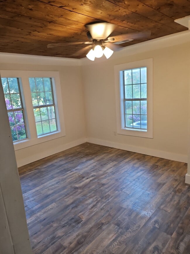 Building Photo - 401 E Brier St