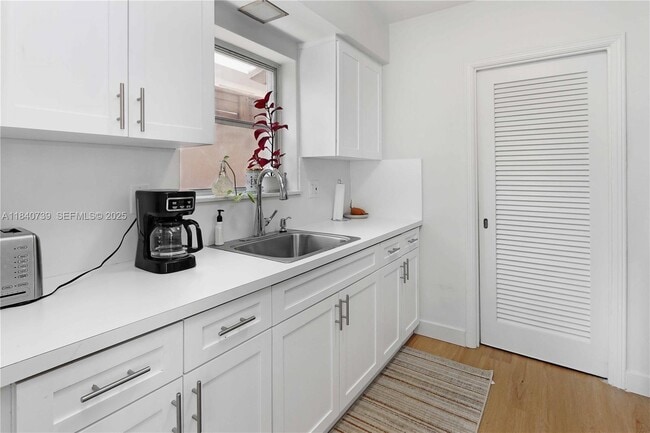 Building Photo - 326 Van Buren St