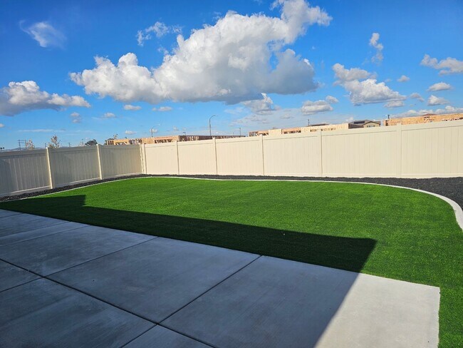 Foto del edificio - Welcome Home!!  Brand New Build Solar Rental in the Heart of Menifee!