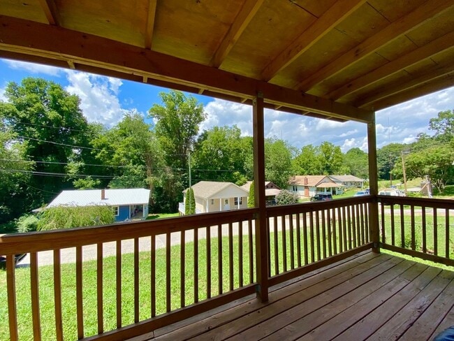 Building Photo - Cozy West Asheville Home with Fence
