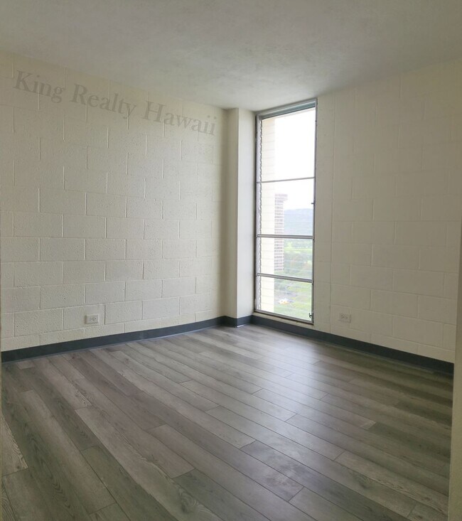 Building Photo - UPGRADED 3 br / 2 ba Only 2 units per flr, VIEWS, Utils Incl.+2 prkg.