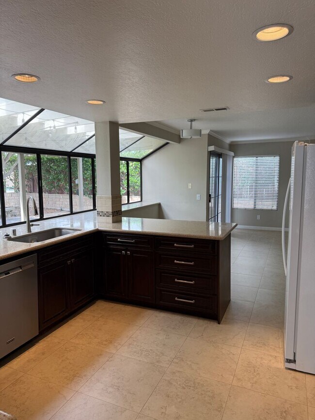 Foto del edificio - Charming 5 bed/3 bath in Carmel Valley