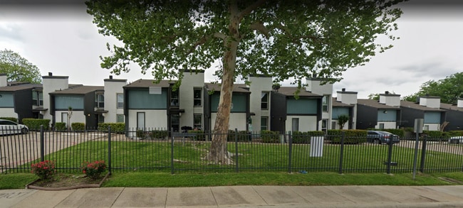 Building Photo - 2600 Arroyo Ave