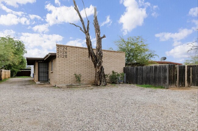 Foto del edificio - Centrally located 1 bedroom, 1 bath with bonus Den in a duplex, SW side of Swan & Grant.