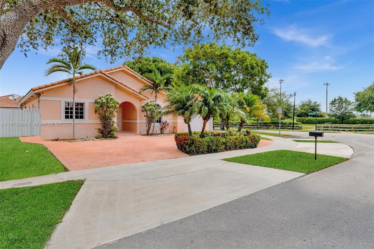 Foto principal - 8915 NW 164th St