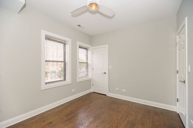 Foto del edificio - Renovated North Center 1 Bedroom Apartment...
