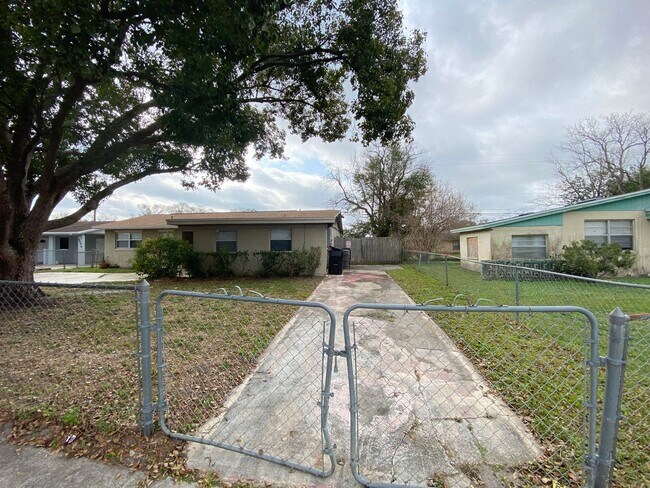 Building Photo - COZY 3 BEDROOM WITH POOL