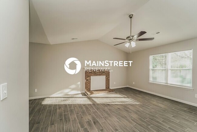 Building Photo - 2 Bedroom Pet-Friendly Home in Charlotte, NC with Main Street Renewal