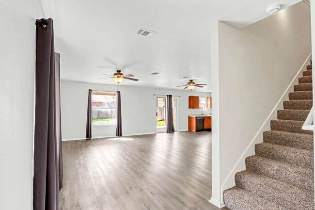 Foto del edificio - "Spacious 4-Bed, 3-Bath Retreat with Solar Panels!"