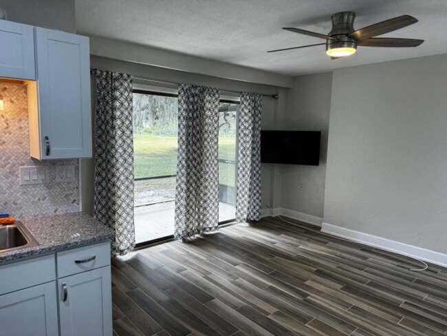 Foto del edificio - 2383 Burnway Rd