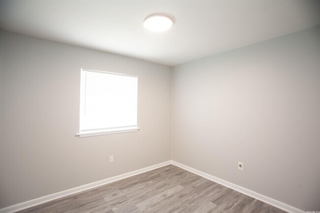Building Photo - 319 Ellis Dr