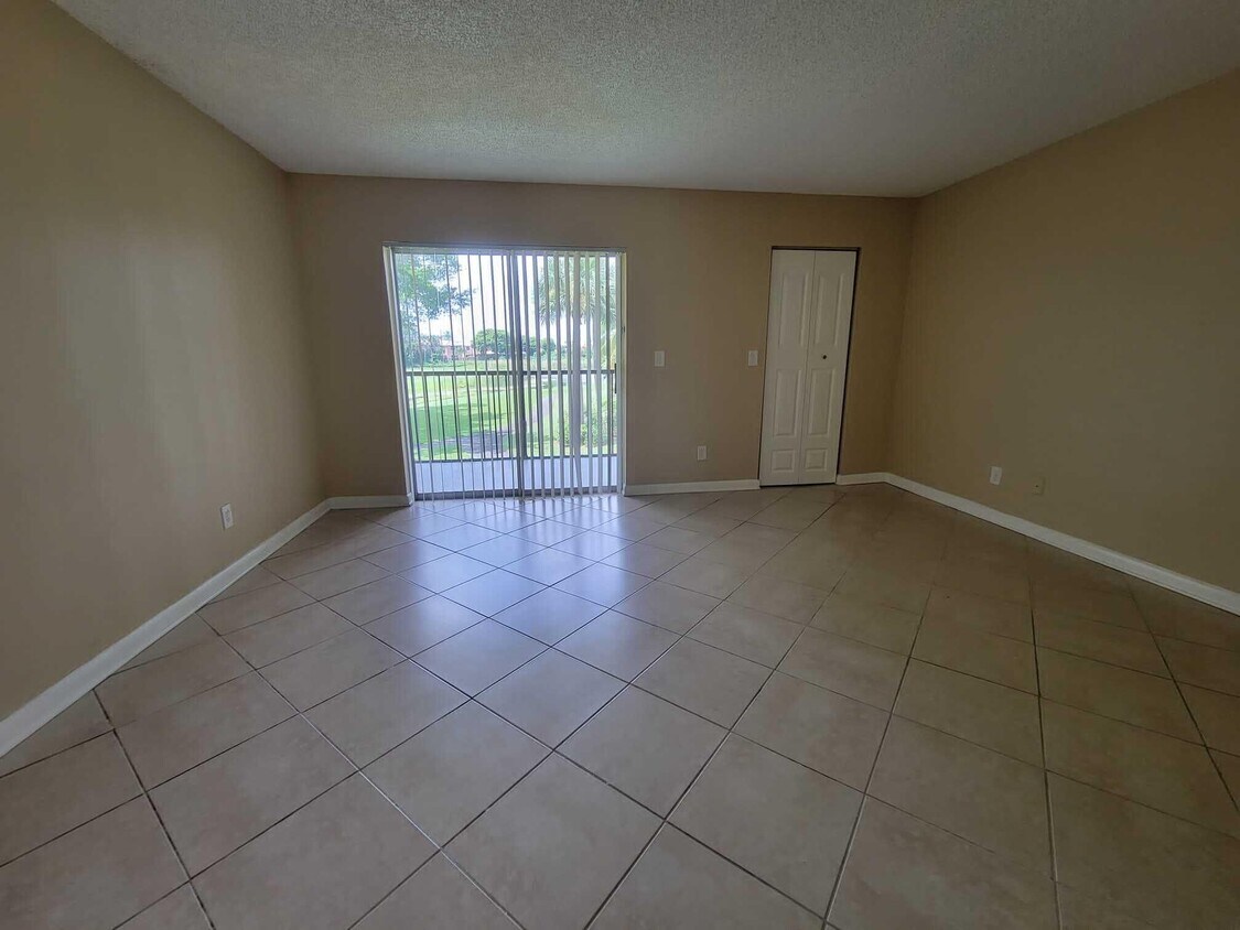 Primary Photo - 1637 Meadows Cir W