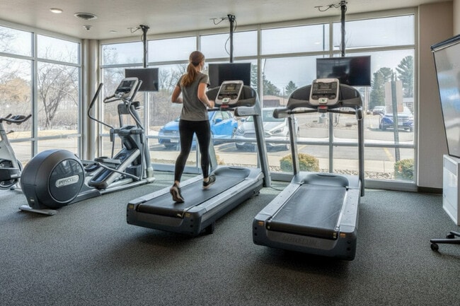 On-site fitness center - Timberwolf Suites Student Apartments