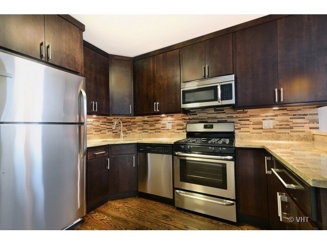 cocinas con gabinetes de color marrón oscuro, encimeras de granito - 4573 N Elston Ave