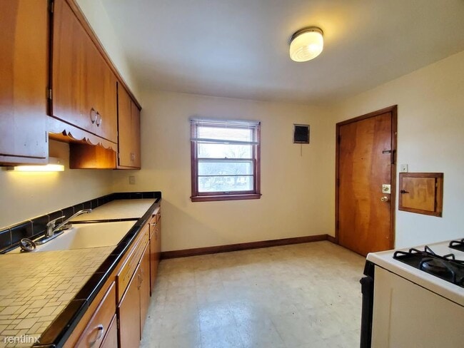 Building Photo - 6412 W Lisbon Ave
