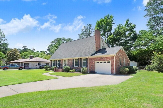 Foto del edificio - CHARMING 2-STORY BRICK HOME *Excellent Gol...
