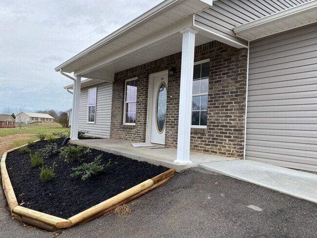 Building Photo - Now available 3 bedroom 2 bath single fami...