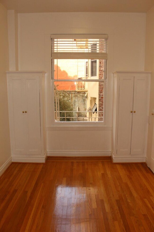 Building Photo - bedroom in San Francisco CA 94109